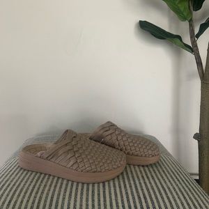 Malibu Women’s Colony Classic Nylon Clog in Sand (Grey)